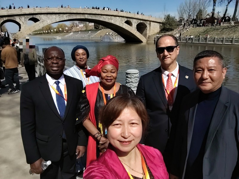 俯瞰洨河美景   感受古桥魅力——三国驻华大使来到赵州桥游览古桥胜景